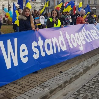 ucraineni tinand un banner